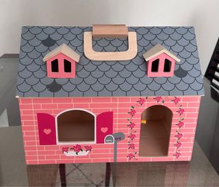 Casita de muñecas de madera