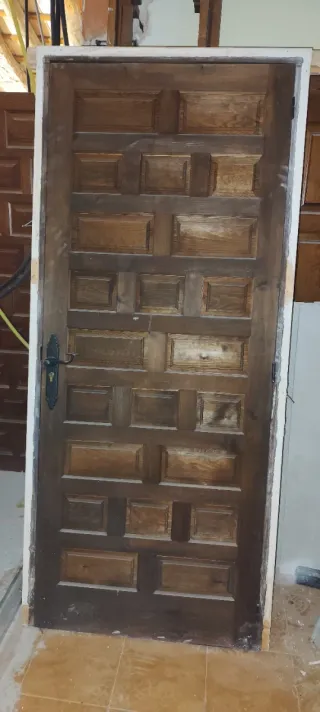 Puerta de madera maciza