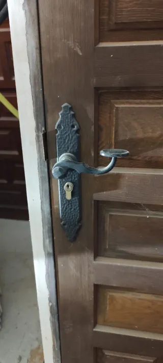 Puerta de madera maciza