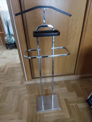 Galán de noche perchero cromado y madera