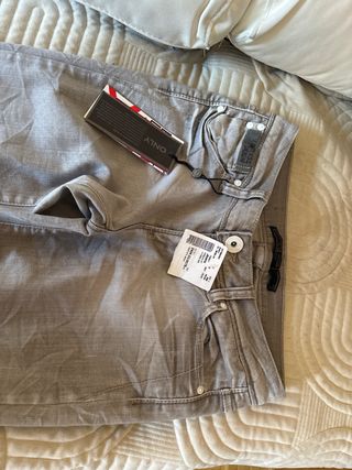 Pantalones vaqueros Only grises talle bajo