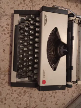 Máquina de escribir Olympia Traveller suiza