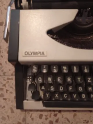 Máquina de escribir Olympia Traveller suiza