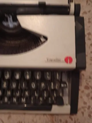 Máquina de escribir Olympia Traveller suiza