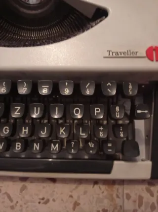 Máquina de escribir Olympia Traveller suiza