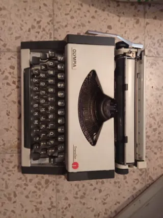 Máquina de escribir Olympia Traveller suiza