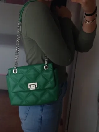 Bolso acolchado verde con cadena