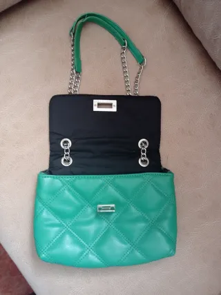 Bolso acolchado verde con cadena