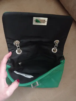 Bolso acolchado verde con cadena