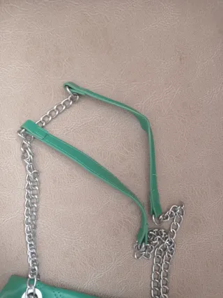 Bolso acolchado verde con cadena