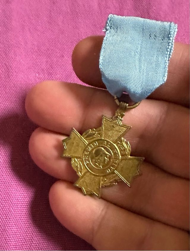 Vieja medalla escolar Premio al Mérito, Minerva.