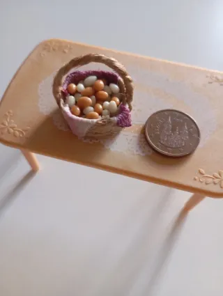 Miniatura di cestino con uova