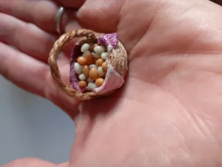 Miniatura di cestino con uova