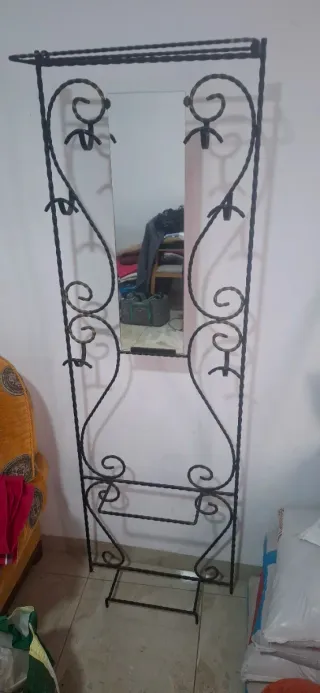 Perchero de hierro forjado con espejo