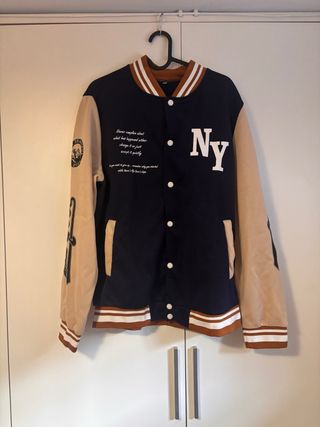 Cazadora Beisbolera NY Azul y Beige