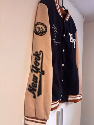 Cazadora Beisbolera NY Azul y Beige