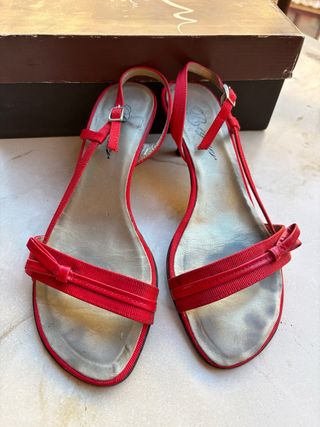 Sandalias rojas tacón fino