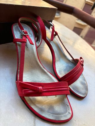 Sandalias rojas tacón fino