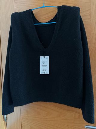 Jersey negro con hombreras