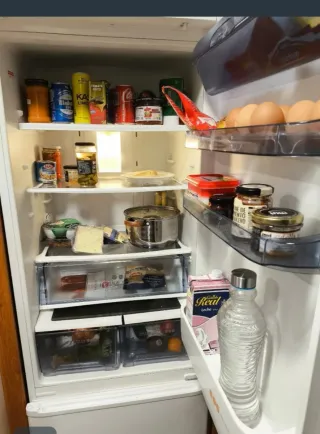 Frigorífico blanco con congelador