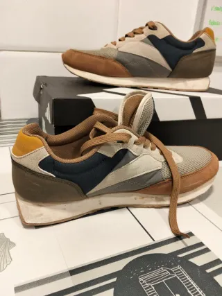 Zapatillas deportivas beige y marrón