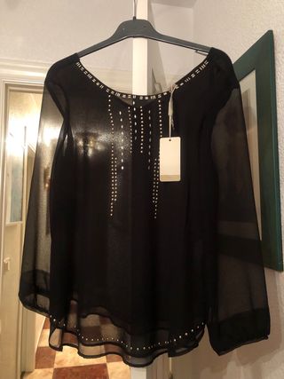 Blusón gasa negro adornos plata
