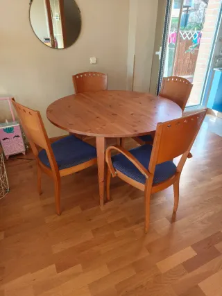 Mesa redonda de madera con 4 sillas