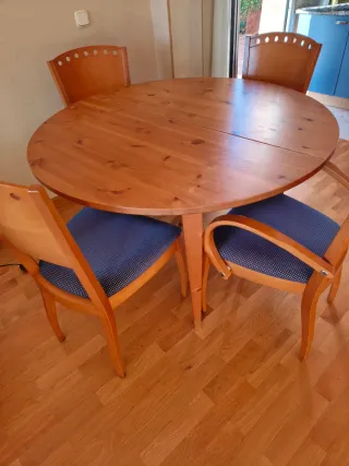 Mesa redonda de madera con 4 sillas