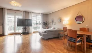 Mesa redonda de madera con 4 sillas