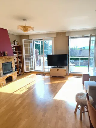 Mesa redonda de madera con 4 sillas