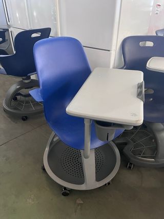 Sillas de autoescuela azules y grises