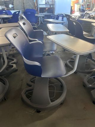 Sillas de autoescuela azules y grises