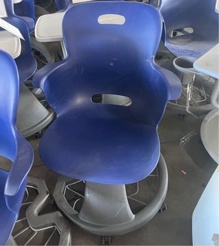 Sillas de autoescuela azules y grises