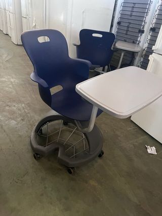 Sillas de autoescuela azules y grises