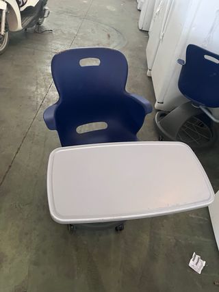 Sillas de autoescuela azules y grises