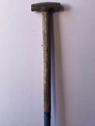 Pala de mano con mango de madera