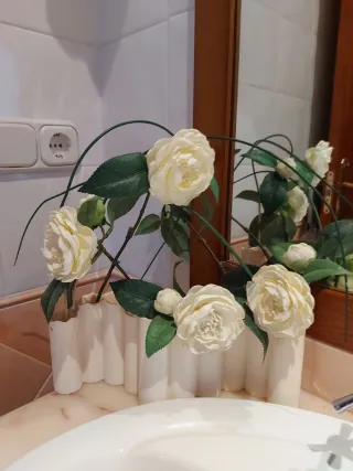 Jarrón decorativo flores blancas