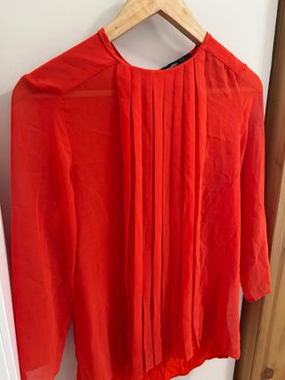 Blusa Mango roja semitransparente con pliegues Xs