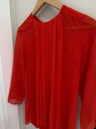 Blusa Mango roja semitransparente con pliegues Xs