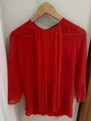 Blusa Mango roja semitransparente con pliegues Xs