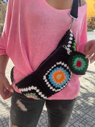 Riñonera artesanal crochet multicolor