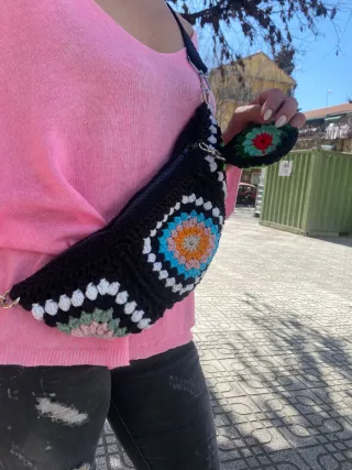 Riñonera artesanal crochet multicolor