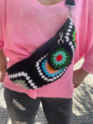 Riñonera artesanal crochet multicolor