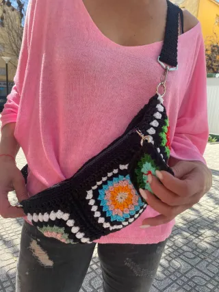 Riñonera artesanal crochet multicolor