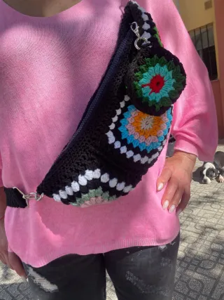 Riñonera artesanal crochet multicolor