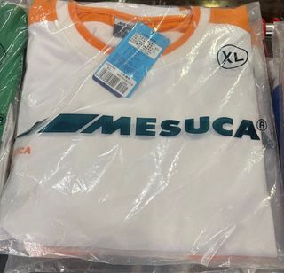 Equipación deportiva MESUCA naranja y blanco