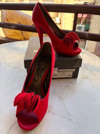 Zapatos de tacón Mustang rojos talla 38