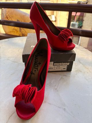 Zapatos de tacón Mustang rojos talla 38