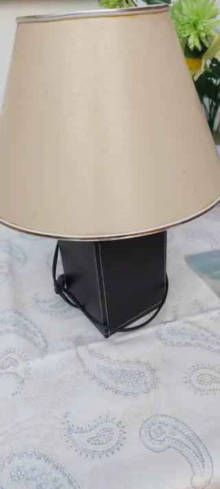 Lámpara de mesa beige y negra