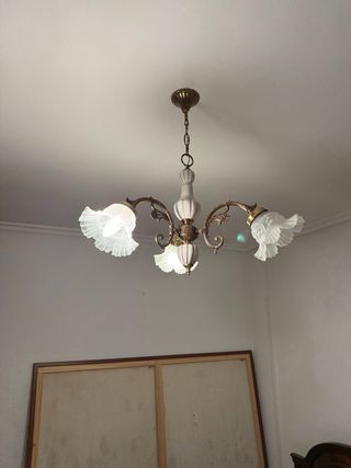 Lámpara de techo dorada y blanca